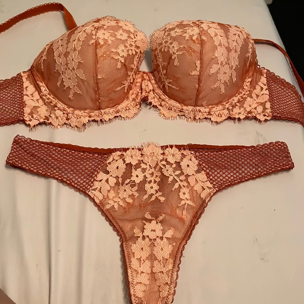 Victoria secrets set, small and 32DD bra